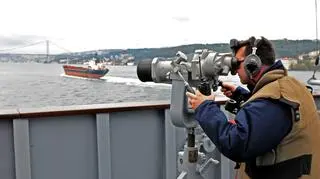 Przejście przez Dardanele i Bosfor to czas wzmocnionej uwagi załogi, która wypatruje wszelkich podejrzanych łodzi, mogących posłużyć do ataku terrorystycznego