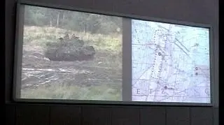 Przekaz z pola bitwy i aktualizowana na bieżąco cyfrowa mapa na monitorach w centrum dowodzenia