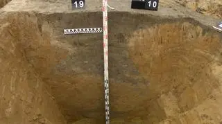 Przekrój jamy zasobowej, datowanej na okres wczesnego Średniowiecza