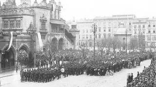 Przemarsz wojska w przeddzień święta (capstrzyk) na Rynku Głównym - 1933 r. 