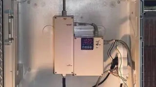 Przenośne urządzenie pomiarowe ma wielkość dużej walizki