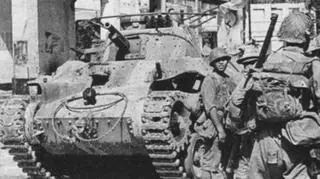 Przetransportowanie na wyspę czołgów ułatwiło japoński atak, stałym problemem był jednak brak paliwa.