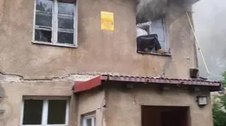Przez okno na dach radiowozu 