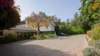 Przód domu z dużym podjazdem dla samochodów (fot. Properties Mossler)