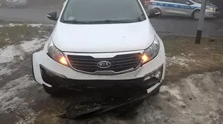 Przy gęstej mgle przejechał przez zamknięty przejazd kolejowy i uderzył w auto