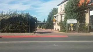 Przy wyjazdach z bocznych ulic, pas rowerowy oznaczono dodatkowo czerwoną farbę