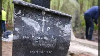 Przymocowano tablice przypominające czyj grób się tu znajduje