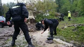 Przyszli policjanci pomagali walczyć z żywiołem