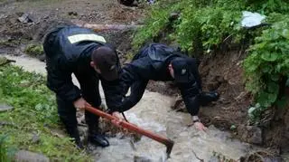 Przyszli policjanci pomagali walczyć z żywiołem