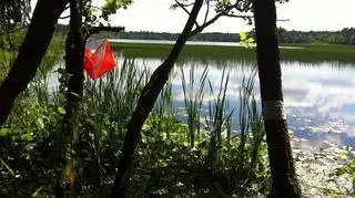 Punkt kontrolny nad jeziorem na rajdzie Mazurskie Tropy w 2013 roku