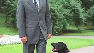 Putin i jego ukochana labradorka Koni. Zdjęcie z 2001 roku (kremlin.ru)
