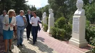 Putin zwiedza teren obozu pionierskiego, który - jak zapewnił dyrektor Arteku - jest porównywalny pod względem wielkości do Monako