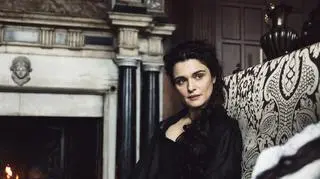 Rachel Weisz jako wyrachowana lady Sarah w filmie "Faworyta"