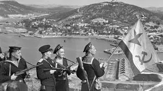 Radzieccy marynarze w zdobytym po 40 latach Port Artur