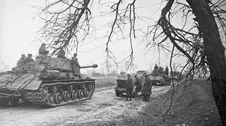 Radzieckie czołgi IS w akcji 