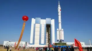 Rakieta Długi Marsz 2F ze statkiem załogowym Shenzhou-8 w trakcie wytaczania na platformę startową