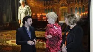 Ralph Heimans na tle oficjalnego portretu królowej