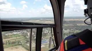 Ratownik medyczny pomaga wybrać bezpieczne miejsce do lądowania