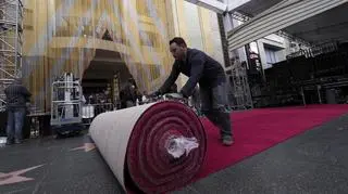 "Red carpet" to 8,5 dol. za metr liczącej 2300 m kwadratowych wykładziny.