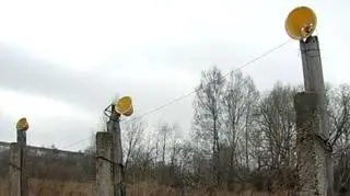 Reflektory umieszczone na słupach, w większej odległości od pasa startowego nie miały żarówek (zdjęcie z materiałów "Faktów", sobota 10.04.2010)