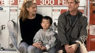 Rene Russo, Mel Gibson i Steven Lam w filmie "Zabójcza broń 4", 1998 rok