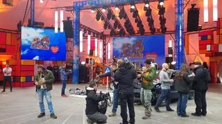 Reporterzy TVN24 podczas relacji przygotowań do 26. Finału WOŚP