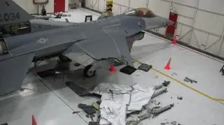 Resztki oderwanego fragmentu skrzydła metodycznie zebrano z pól i wyjęto z wraku drugiego F-16