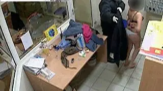 Rewizja w przeszkllonym pomieszczeniu