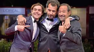 Reżyser Pablo Trapero (w środku) z aktorami z filmu "El Cant"