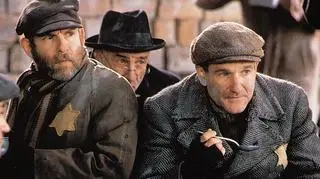 Reżyser Peter Kassovitz, z pochodzenia węgierski Żyd, początkowo miał obiekcje przed wprowadzeniem do filmu elementów komicznych. Uległ perswazjom Robina Williamsa