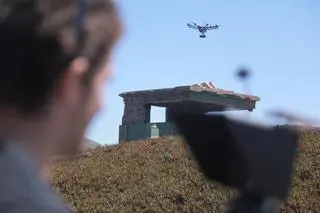 Reżyserzy Brandon LaGanke i John Carlucci wykorzystali do filmowania drona S1000 i kamerę Panasonic GH4