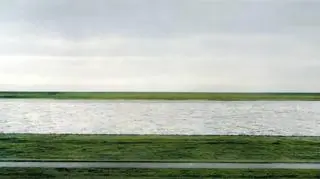 "Rhein II" to wciąż najdroższe na świecie pojedyncze zdjęcie. Gursky zrobił je w 1999 roku, a w 2011 kupiono je za 4,3 mln dol.