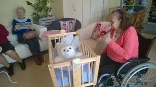Robo-foka rozwesela chorych