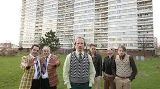 Rodzina Popolskich przed swoim blokiem w Zabrzu