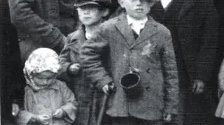 Rodzina żydowska oczekująca na rampie w Birkenau na selekcję