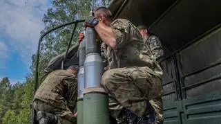 Rok 2018. Bojowa amunicja odłamkowo-burząca częściowo wyjęta z fabrycznego opakowania