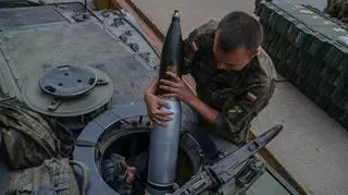 Rok 2018. Ładowanie bojowej amunicji odłamkowo-burzącej. Ćwiczebna ma czubek malowany na niebiesko. Bojowa na zielono