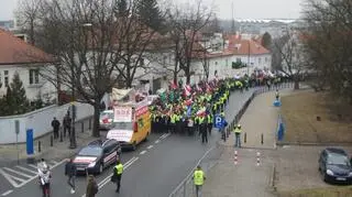 Rolnicy przemaszerowali przed budynek kancelarii premiera