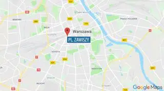 Rolnicy zablokowali rondo na placu Zawiszy, rozsypali na jezdni jabłka, podpalili race i opony