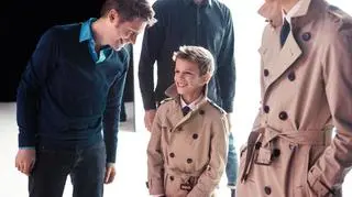 Romeo Beckham na planie sesji zdjęciowej reklamy w towarzystwie Christophera Baileya z Burberry