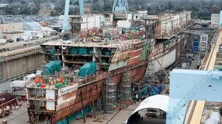 Romney zapowiada silniejszą flotę z dodatkowym lotniskowcem, takim jak ten budowany USS Gerald R