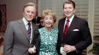 Ronald_Reagan, Nancy Reagan i Kirk Douglas (1987 rok)