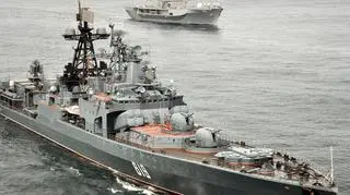 Rosyjski okręt zwalczający łodzie podwodne Siewieromorsk. W tle okręt flagowy 6. Floty Amerykańskiej USS Mount Whitney u wybrzeży Norwegii w lipcu 2010 roku