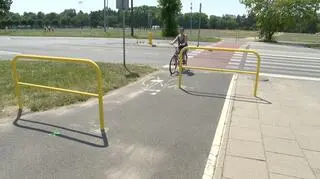 Rowerzyści muszą zwolnić, żeby pokonać barierki