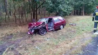 Rozbita skoda wypadła z jezdni