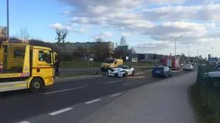 Rozbity jaguar blokuje jeden z pasów w stronę centrum