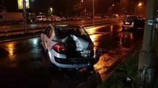 Rozbity, nieoznakowany radiowóz