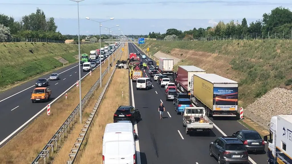 Ruch odbywa się tylko prawym pasem