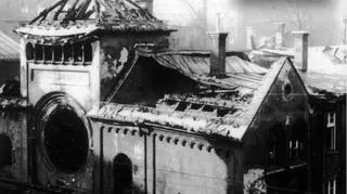 Ruiny synagogi w Monachium po "nocy kryształowej"