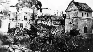 Ruiny Szpitala Wszystkich Świętych w Wieluniu po zbombardowaniu go przez lotnictwo hitlerowskie w dniu 1 września 1939 r. 
